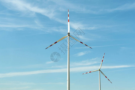 蓝天背景下的风力发电厂视图使用风电场进行环图片