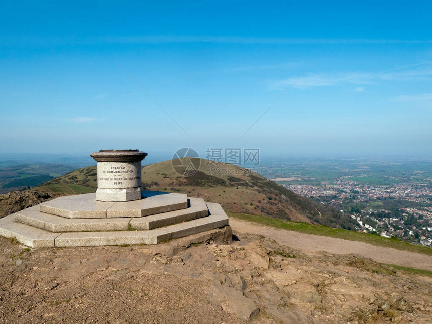 马尔文山最高点WorcestershireBeacon的望眼和纪念碑图片