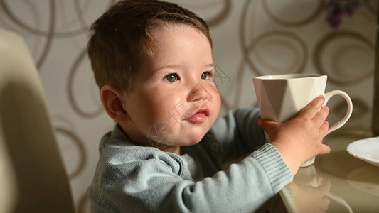 小孩自己喝杯子里的水独立婴儿图片