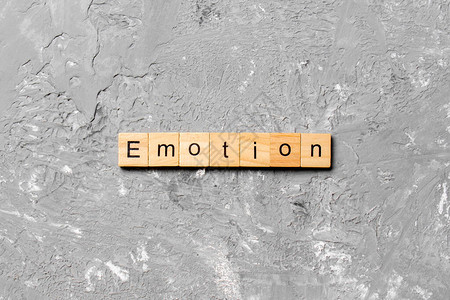 写在木块上的情绪字词情感文字放在图片