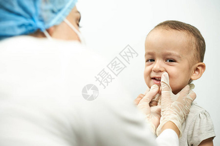 儿科医生检查婴儿牙齿牙医检图片
