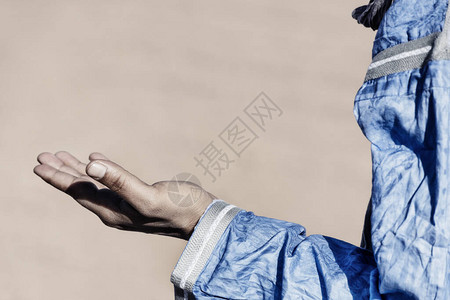 传统着装的摩洛哥男子的手张开高关图片
