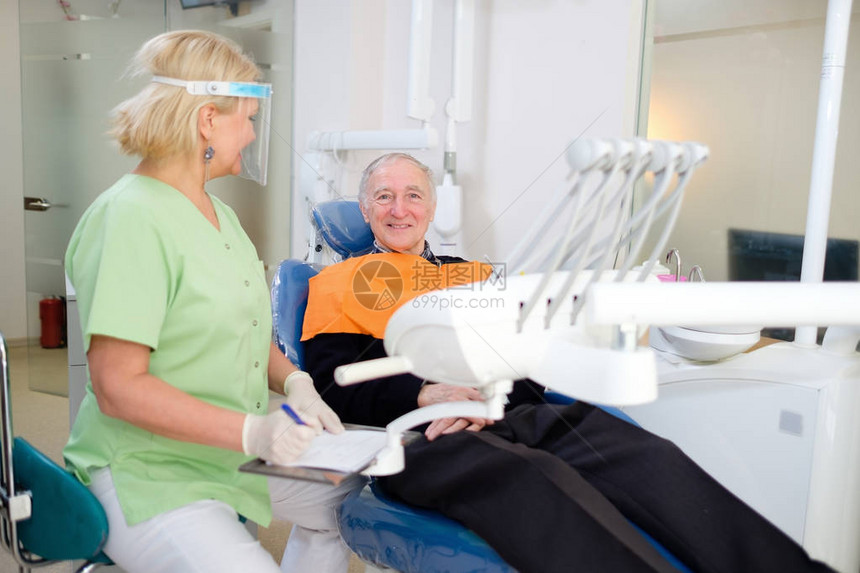 快乐和微笑牙科椅的老人病老年人的牙齿护理牙科医图片