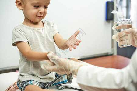 医生将洗手液放在婴儿手上教男婴洗手和卫生1岁男婴的体格检查图片