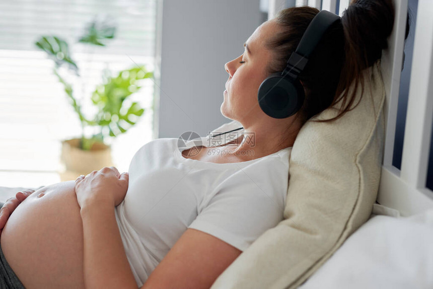 孕妇在听音乐时放松图片