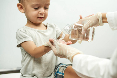 医生将洗手液放在婴儿手上教男婴洗手和卫生1岁男婴的体格检查图片