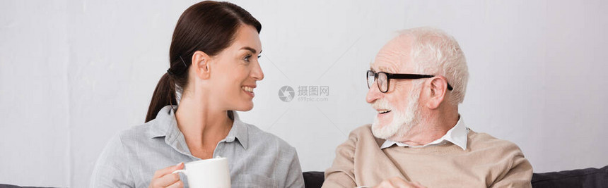 开心的女士喝茶和快乐的老爸图片