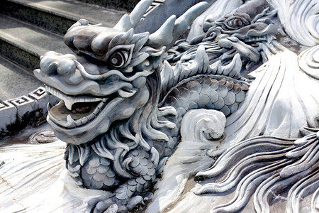 以越南神庙之一装饰龙形的图片
