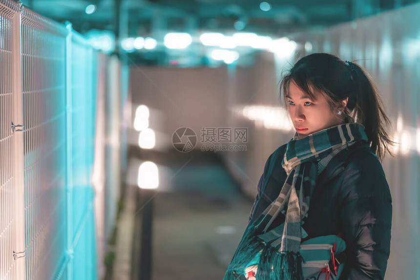 在日本仙台的一座巷子上晚上穿冬衣拍着美图片