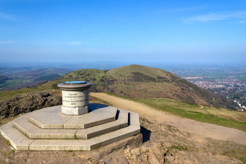 位于英国沃斯特郡马尔文山最高点的阴暗春日阳光下WorcestershireBeacon的显图片