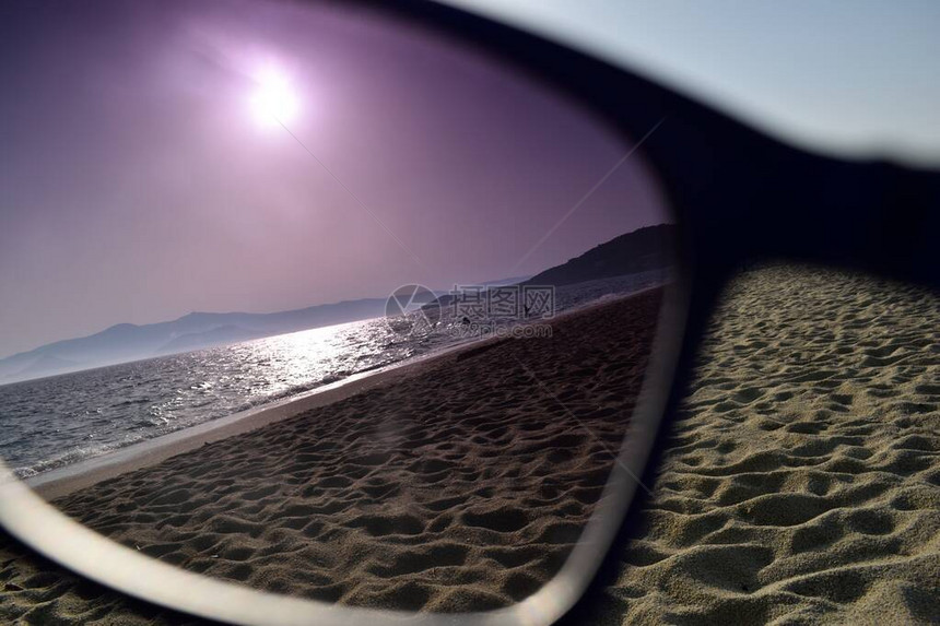 通过太阳镜的头将海滩的两极化图像图片