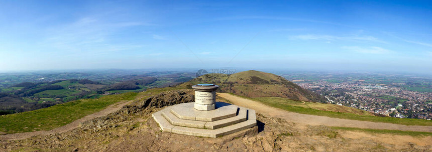 位于英国沃斯特郡马尔文山最高点的阴暗春日阳光下WorcestershireBeacon的显图片