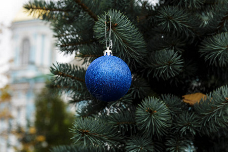 圣诞树上的水晶球图片