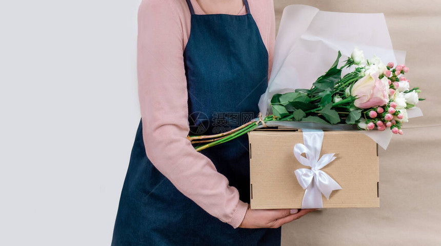 白衣和手工艺背景客户用纸袋和子包装统一包装花粉的送货服务女工人单图片