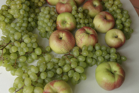 新鲜绿色葡萄团和苹果白底孤图片