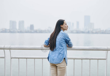 城市中年轻越南女人的背影图片