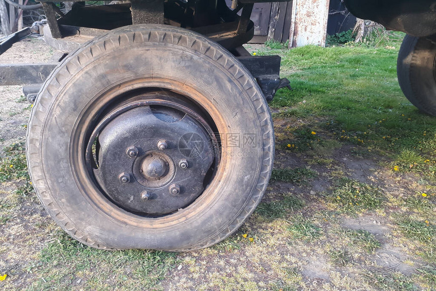 农场拖车的旧轮胎被损坏了农场图片