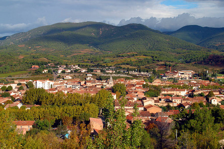 在风景如画的圣希尼安镇上俯瞰法国朗格多克鲁西永埃罗图片