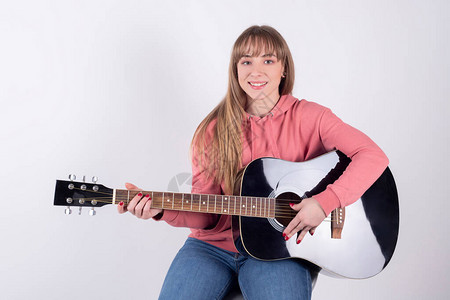 女孩弹吉他在社交网络上分享将社交媒体影响者的概念用图片