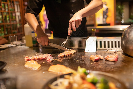 煮日食牛肉和热金属板上牛排肉卷的图片