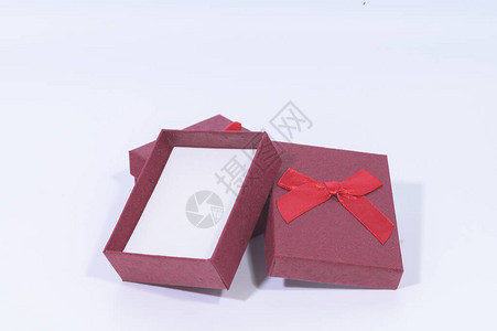 白色背景中的深红色礼盒图片