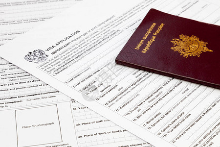 在俄罗斯签证申请表上方的法国背景图片