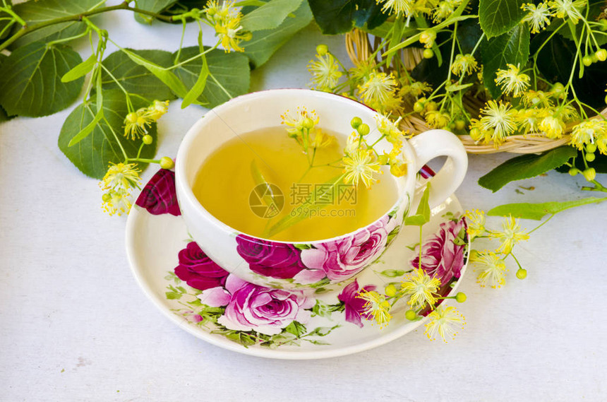 替代药物草药治疗柠檬花茶在杯子图片