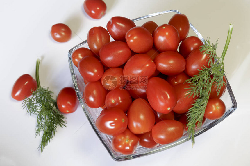 樱桃西红柿在白色背景的玻璃碗里准备图片