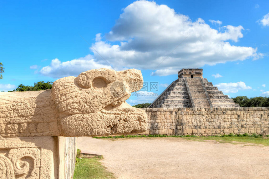 墨西哥尤卡坦半岛奇琴伊察的数百年历史的玛雅蛇头雕塑和库尔坎金字塔神庙图片