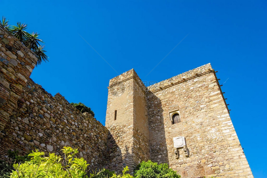 马拉加Gibralfaro墙壁的外部视图与美丽的开花植物吉布拉法罗城堡CastillodeGibralfaro建于公元929年图片