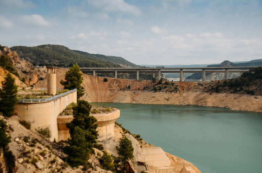 孔特雷拉斯的蓝绿色水库位于西班牙巴伦西亚省的VillargordodelCabriel村与LaPesqu图片