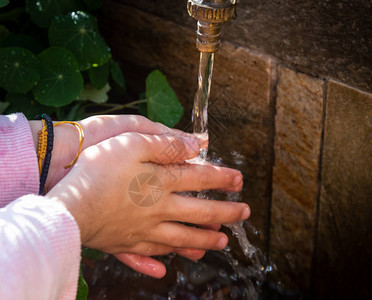 幼儿用水洗手防止细菌的感染图片