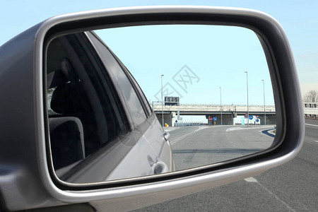 后面的汽车后镜和高速交接反映于200图片