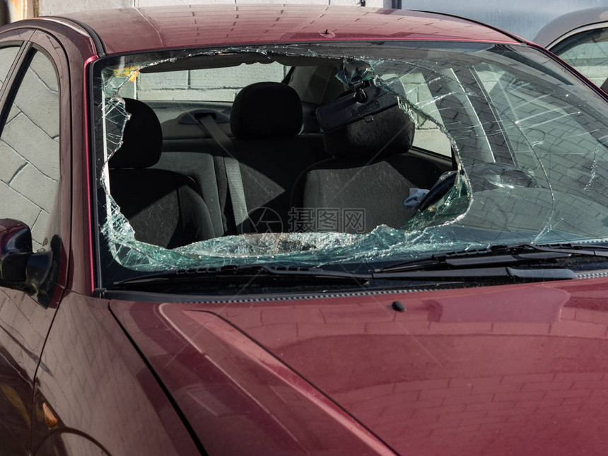 挡风玻璃破损的汽车图片