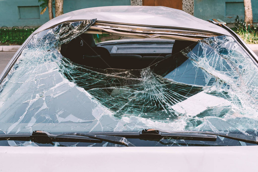汽车挡风玻璃破损汽车的旧和肮脏的挡风玻璃车祸设计元素的破裂玻璃效果图片