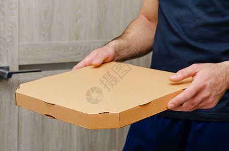 持有比萨饼盒的人食品订单和送图片