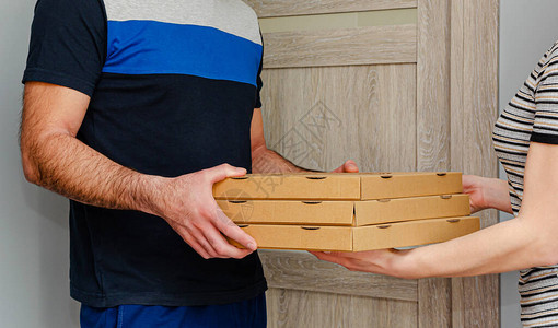 送披萨给客户家的人食图片