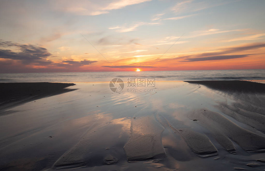 美丽的日落和海之水在沙子中形图片