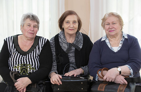 三个年纪较大的妇女旧女友退休了图片