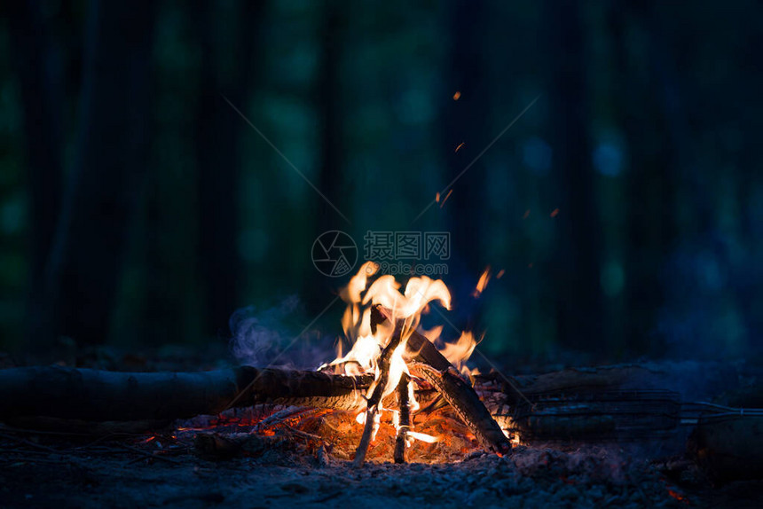 夜晚的夜间营火与模图片