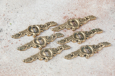 6个古董铜键眼锁覆盖混凝土背景背景图片