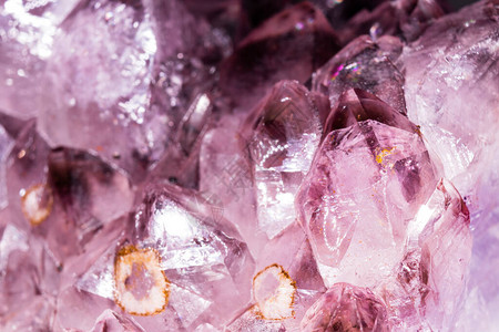 宏观关闭粗糙的紫水晶石头背景图片