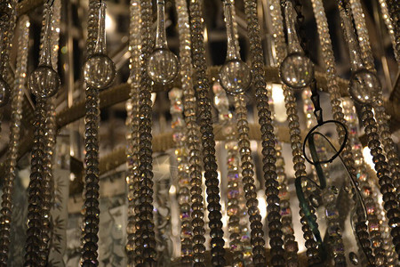 明亮透明的宝石珠挂在灯光上作图片