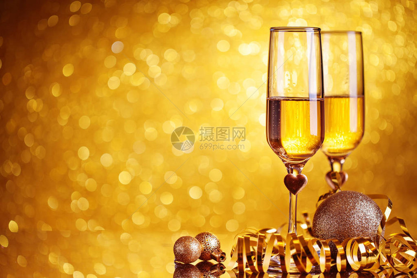 美丽的散景背上的香槟杯新年快乐圣诞节和新年假期背景图片