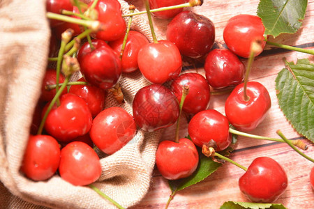 木桌上的红色新鲜樱桃果图片
