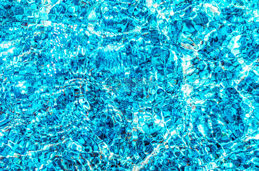 通过清澈的玻璃蓝色海水对鹅卵石进行抽象创意纹理顶视图夏季背景假期暑假旅行可持续生态图片