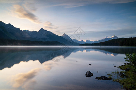 加拿大艾伯塔州贾斯珀附近马利涅湖早晨有情绪长距离全图片