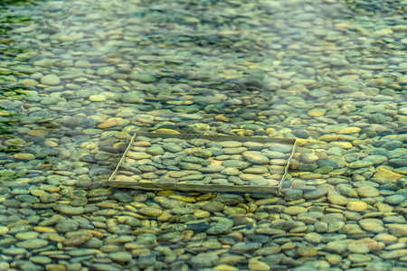浅清水池喷泉底部光滑的圆形石头装饰置位于盐湖城犹他图片