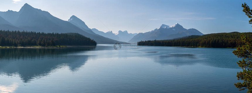 加拿大艾伯塔省贾斯珀附近的玛琳湖全景图图片