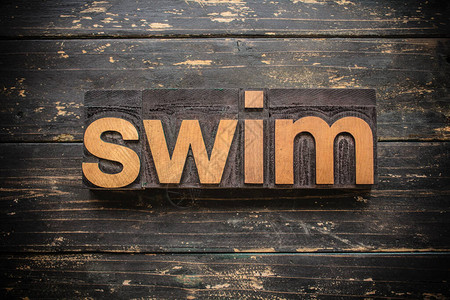 swimSWIM这个词是用古老的木质纸印刷写在古老背景